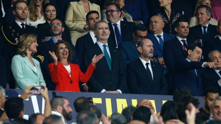 Juanma Moreno reta a María Jesús Montero tras relegarlo en el palco de la Final de la Copa del Rey: «¿Sería capaz de hacerlo en Cataluña o País Vasco?»