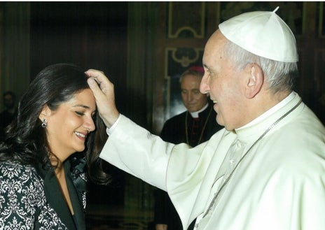 Imagen secundaria 1 - Rocío López regaló al papa Francisco una réplica del Cristo de Torrijos, Archicofradía de la que es miembro honorífico. En otro de sus encuentros, el papa le regaló su solideo, que ahora se expone en la Colegiata de Torrijos