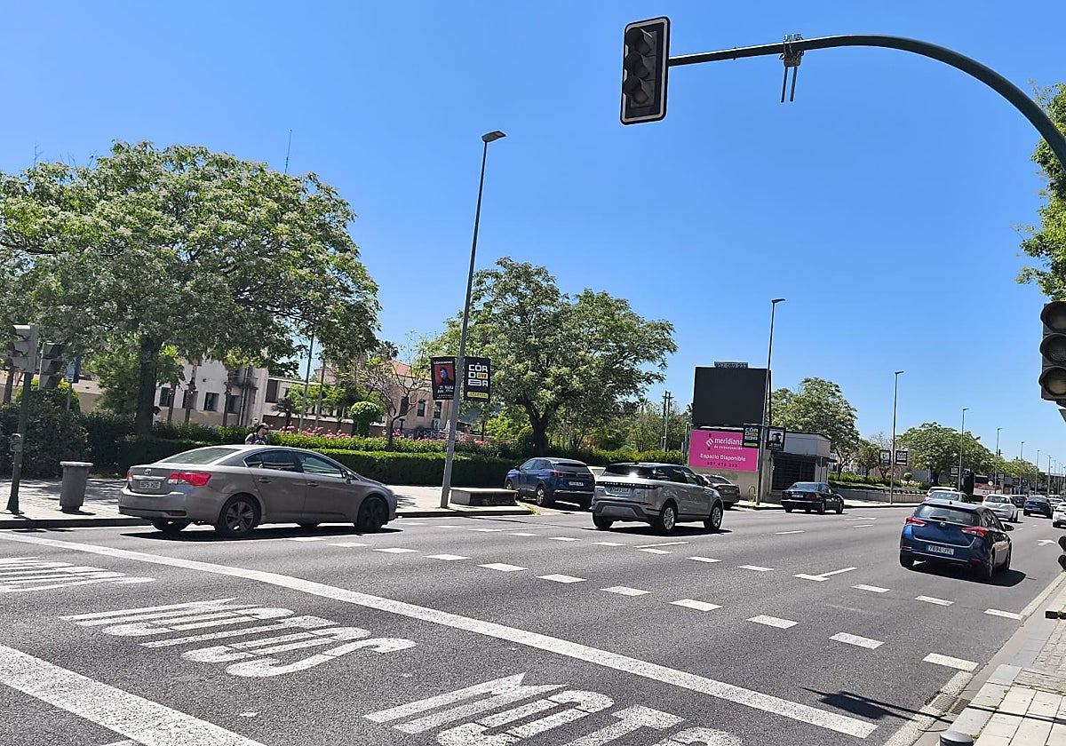 Coches por la avenida de la Libertad con los semáforos apagados