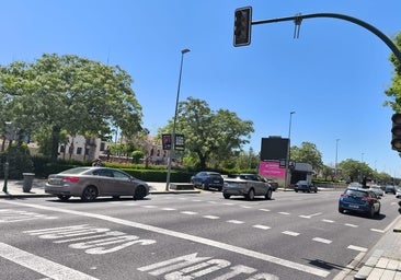 Coches y peatones se organizan sin semáforos mientras la Policía Local intenta poner orden