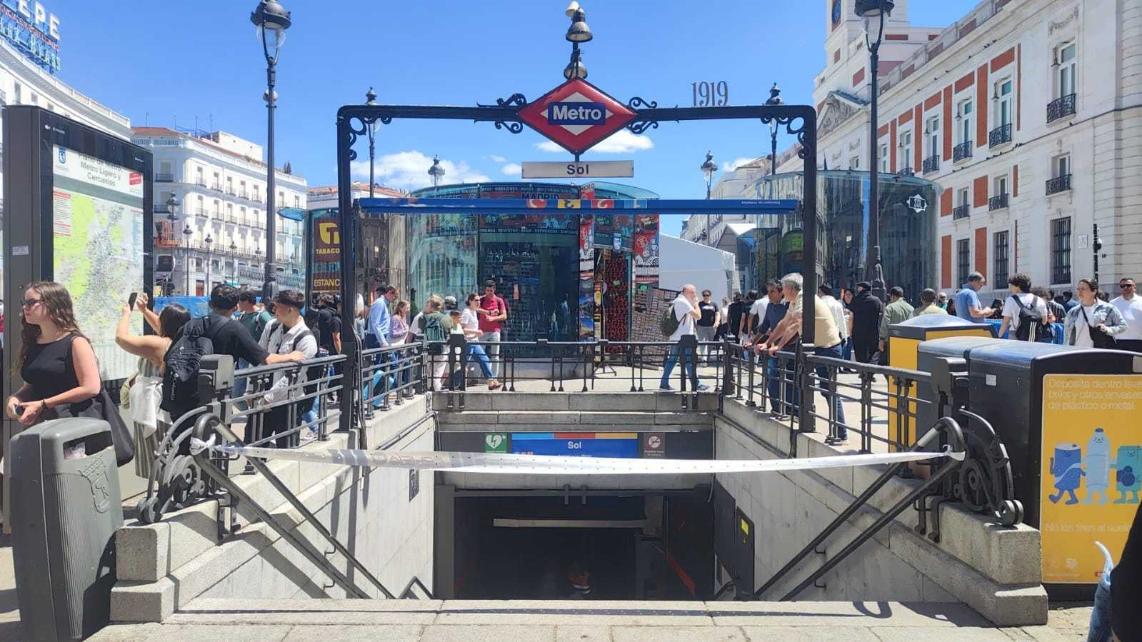 El Metro de Madrid, precintado ante el apagón.