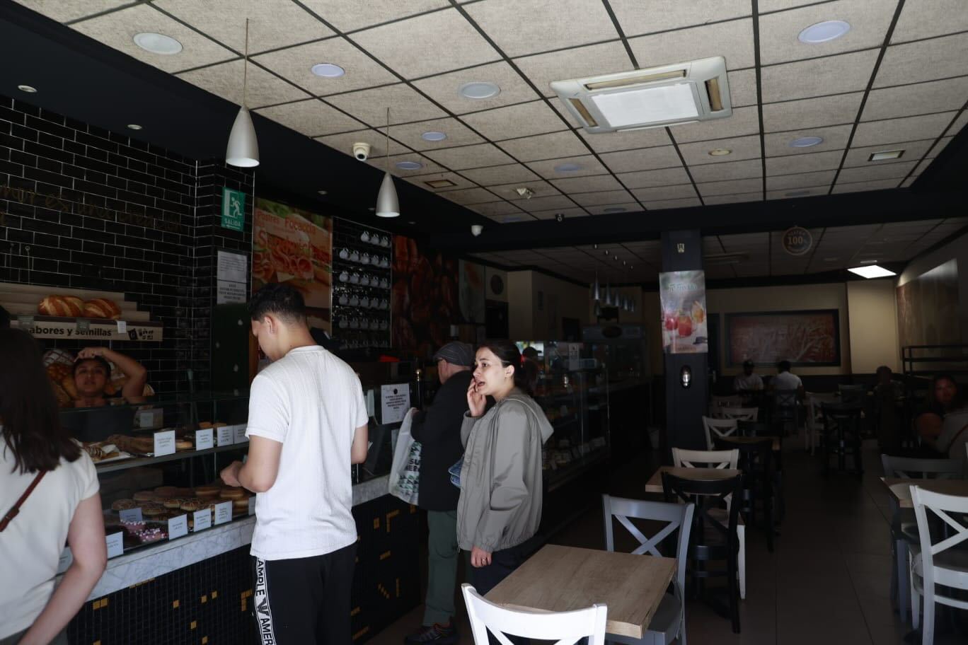 El apagón ha pillado a los clientes de los establecimientos por sorpresa.