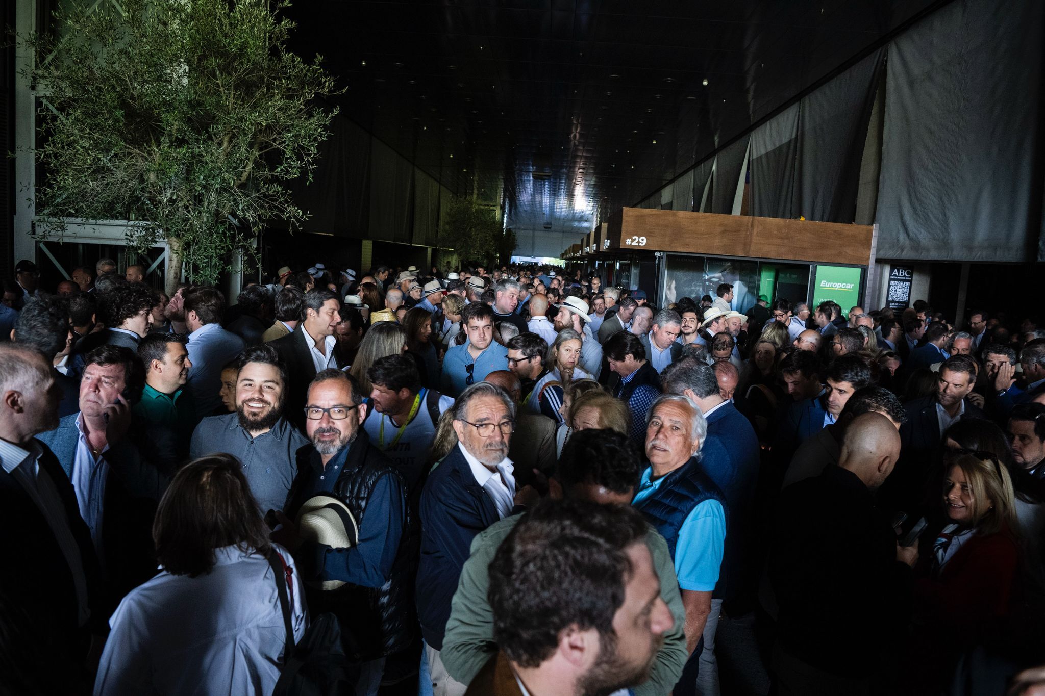 Los asistentes del Mutua Madrid Open en Caja Mágica, abandonando el recinto por el apagón.