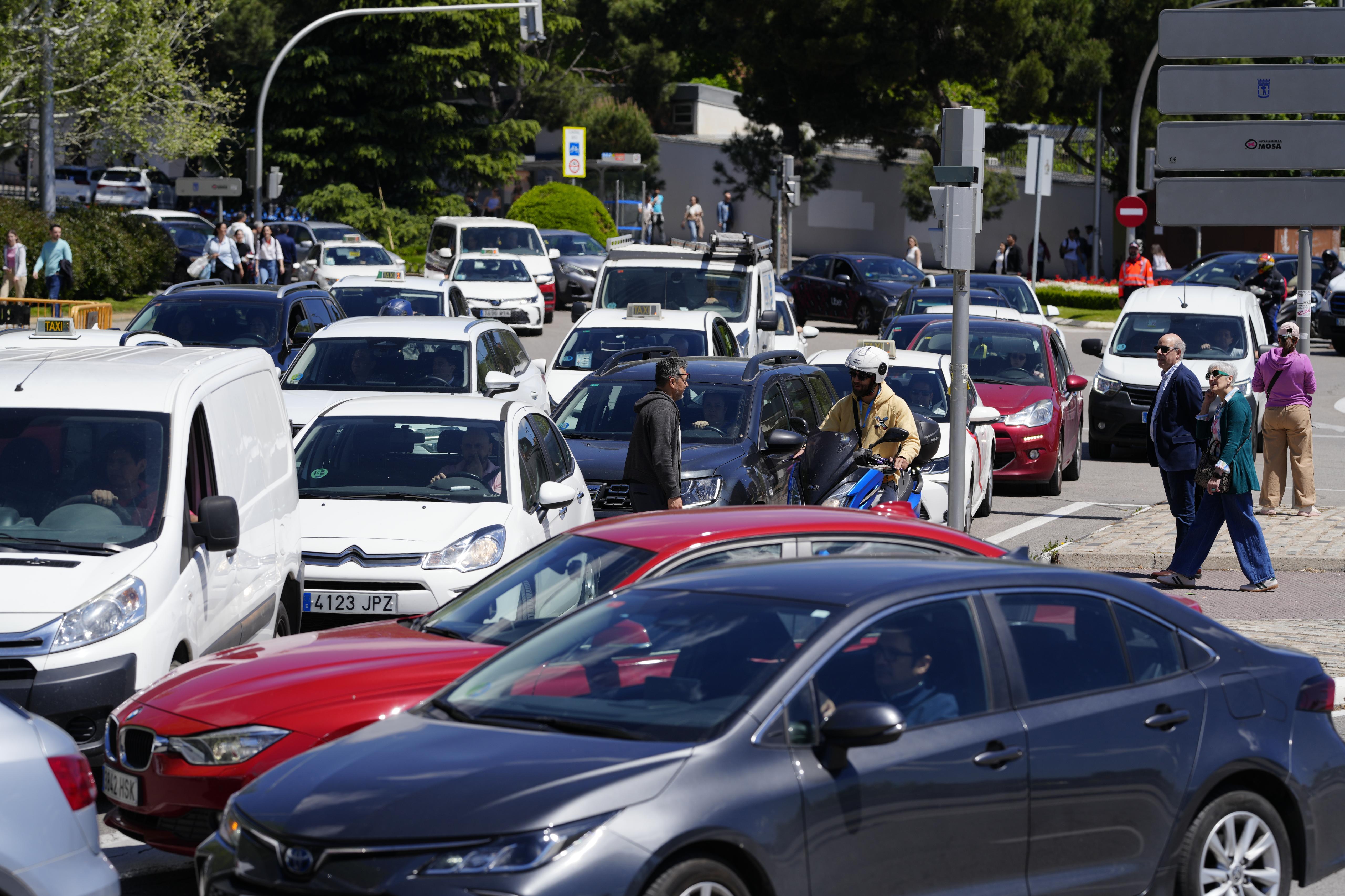 Atascos y embotellamientos  a causa de la falta de semáforos.