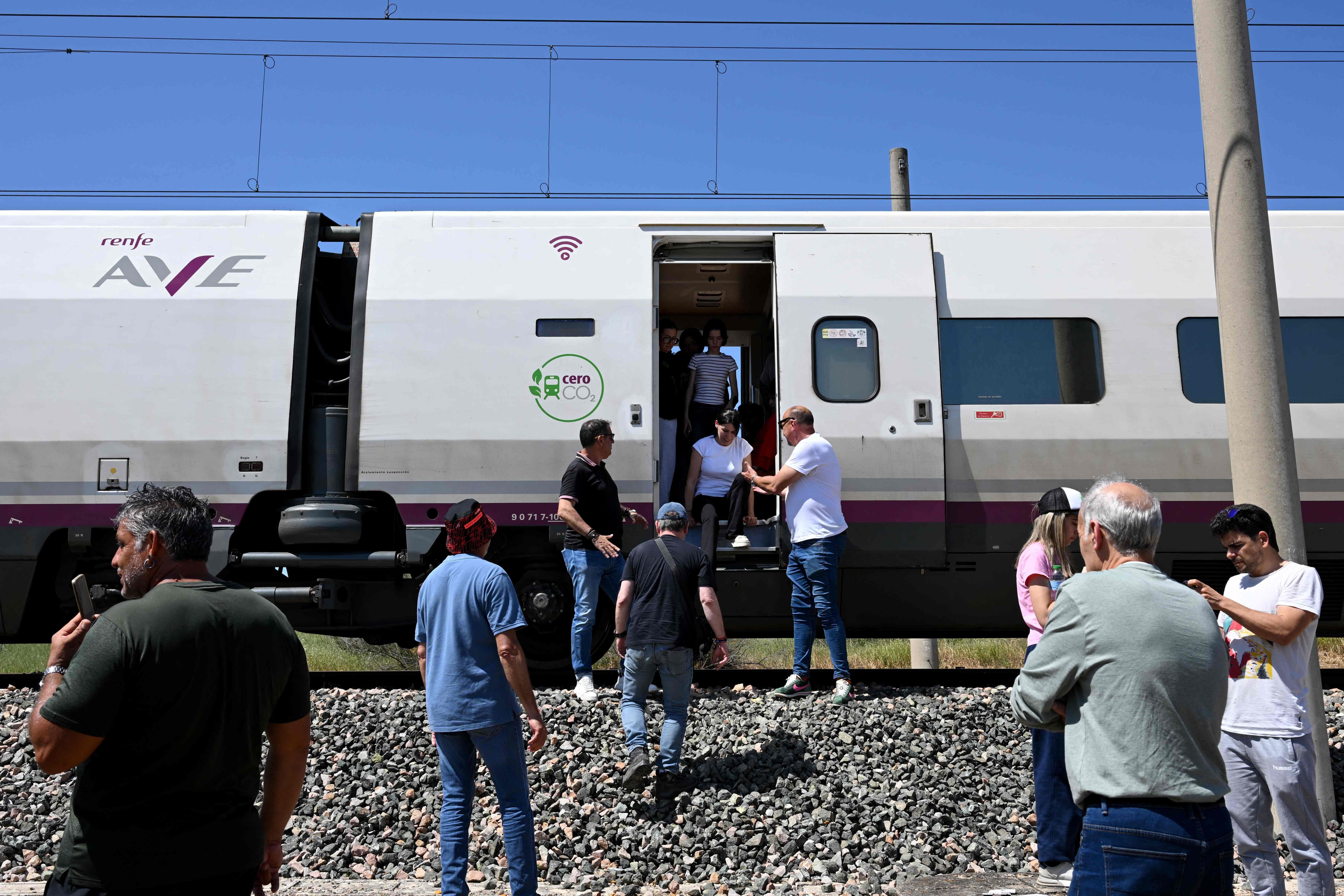 Casi toda la red ferroviaria en España ha quedado sin alimentación por el corte eléctrico masivo.