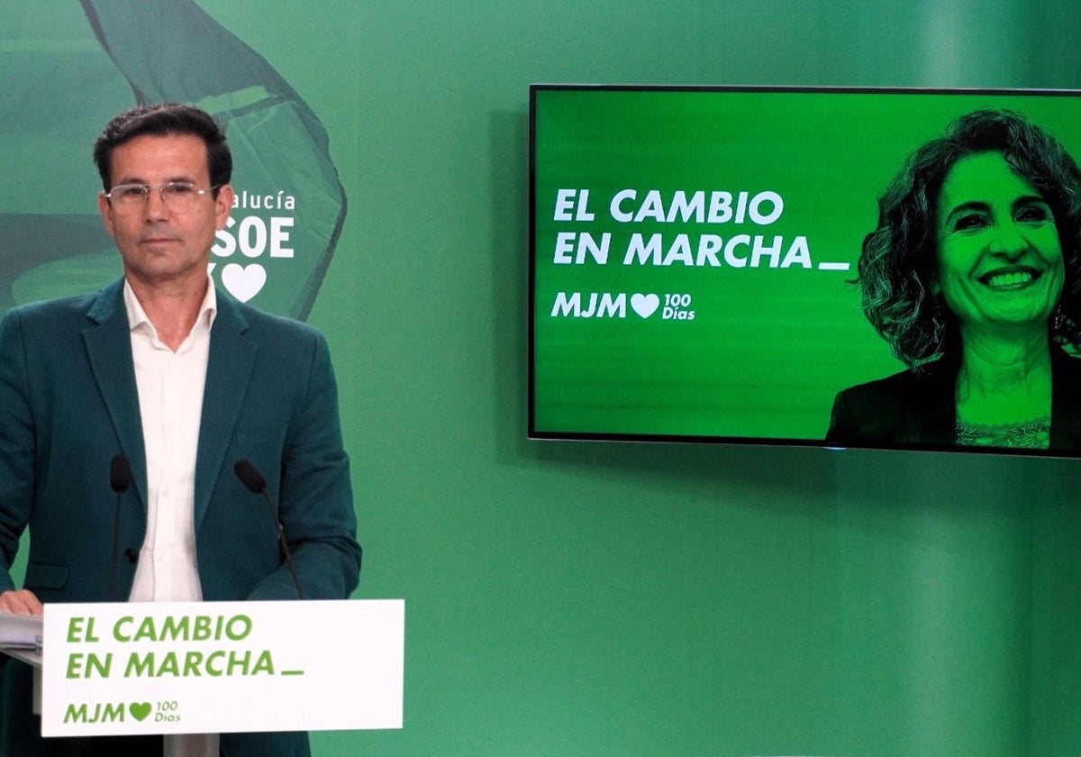 Francisco Cuenca, portavoz del PSOE-A, ayer en rueda de prensa