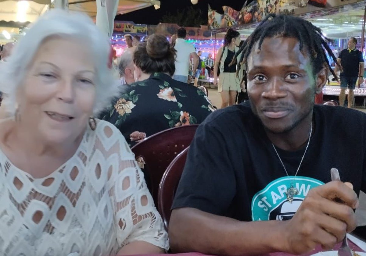 Abdoulaye Diallo con Emilia Lozano, en La Puebla de Almoradiel