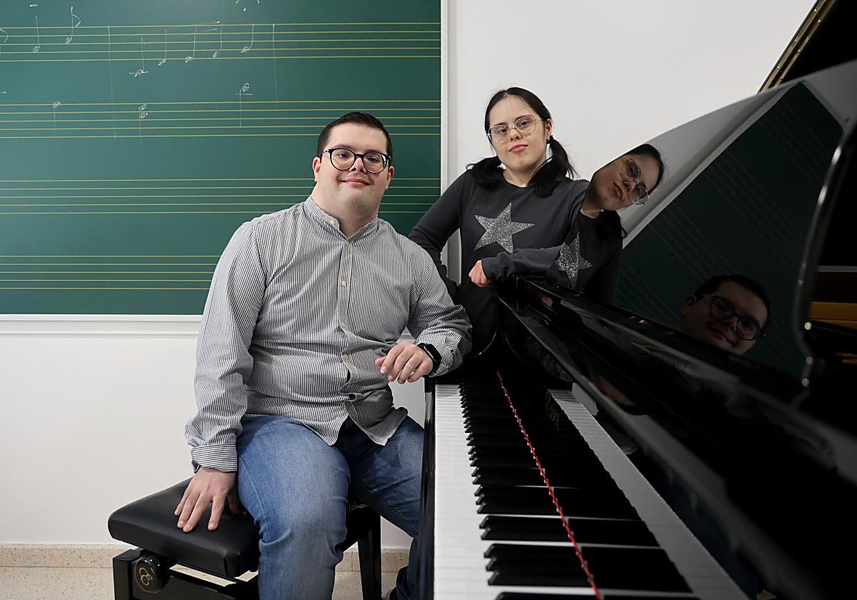Agustín y Violeta junto al piano en una de sus clases en la Escuela Municipal de Música y Danza