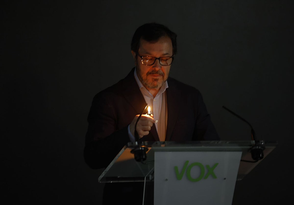 José Antonio Fúster, portavoz de Vox, con una vela tras irse la luz en plena rueda de prensa