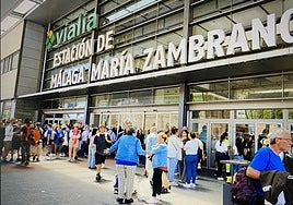 Confusión en las estaciones de tren y en el aeropuerto de Málaga, donde la mayoría de tiendas ha cerrado por el apagón