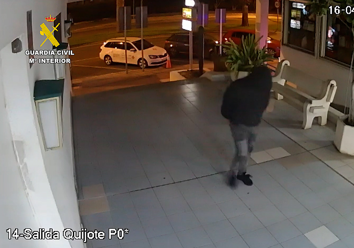 Imágenes de uno de los agresores, captado por las cámaras de seguridad