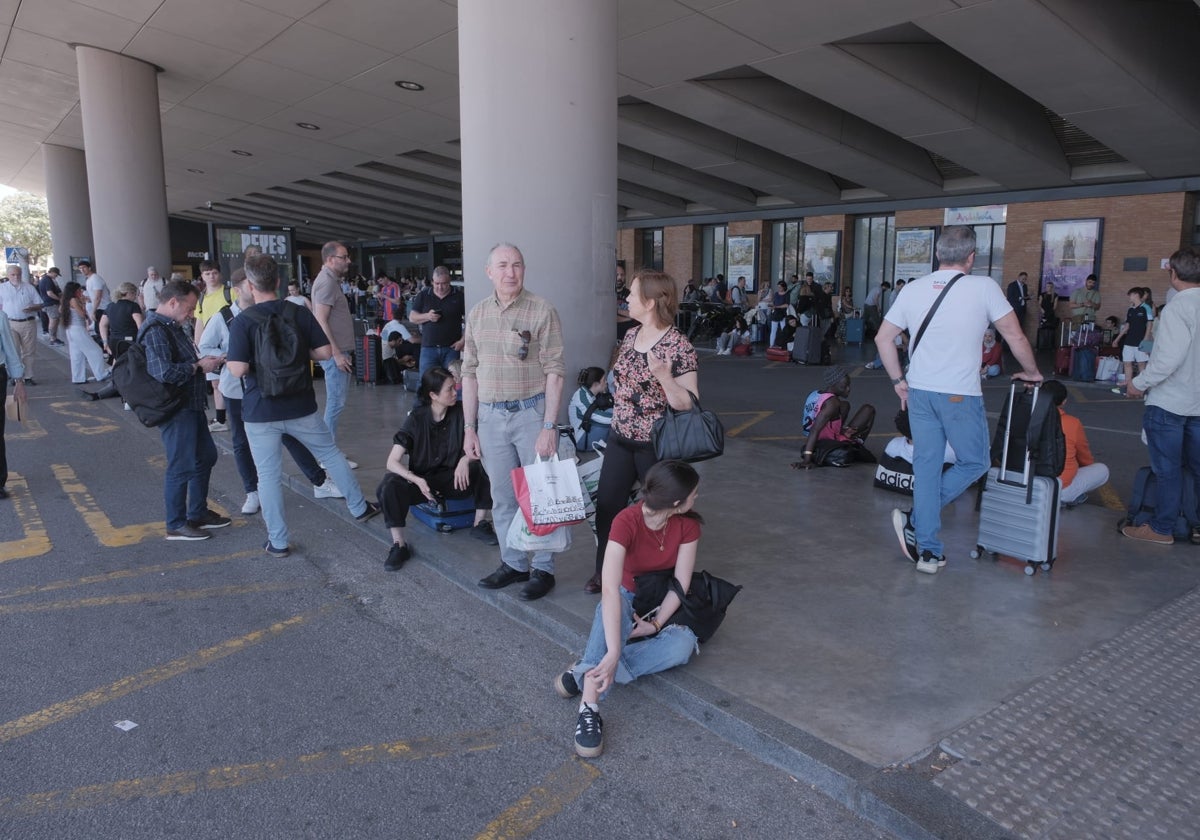 Transportes intenta salvar los Cercanías tras descartar que vuelvan a recuperar los trenes de Media Distancia este lunes
