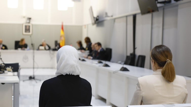 Las dos españolas retornadas del califato de Estado Islámico aceptan tres años de cárcel por integración terrorista