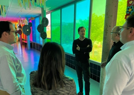 Imagen secundaria 1 - El alcalde de Toledo, Carlos Velázquez que ha visitado esta mañana diferentes puntos de la ciudad que se vieron afectados ayer como consecuencia del apagón eléctrico, como el centro de salud de Santa María de Benquerencia, la Escuela Infantil Gloria Fuertes en el barrio de Buenavista o la estación de trenes de Adif