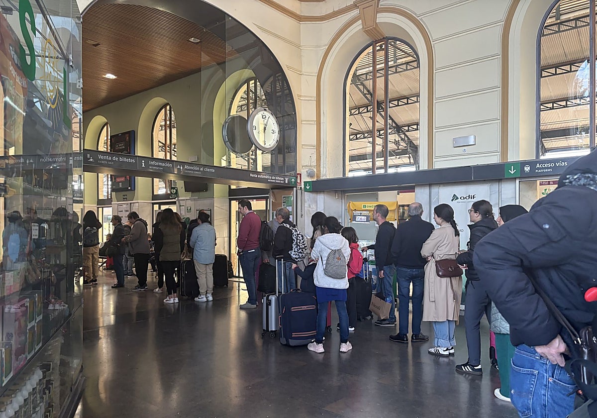 Colas ante las taquillas de Renfe a primera hora de la mañana