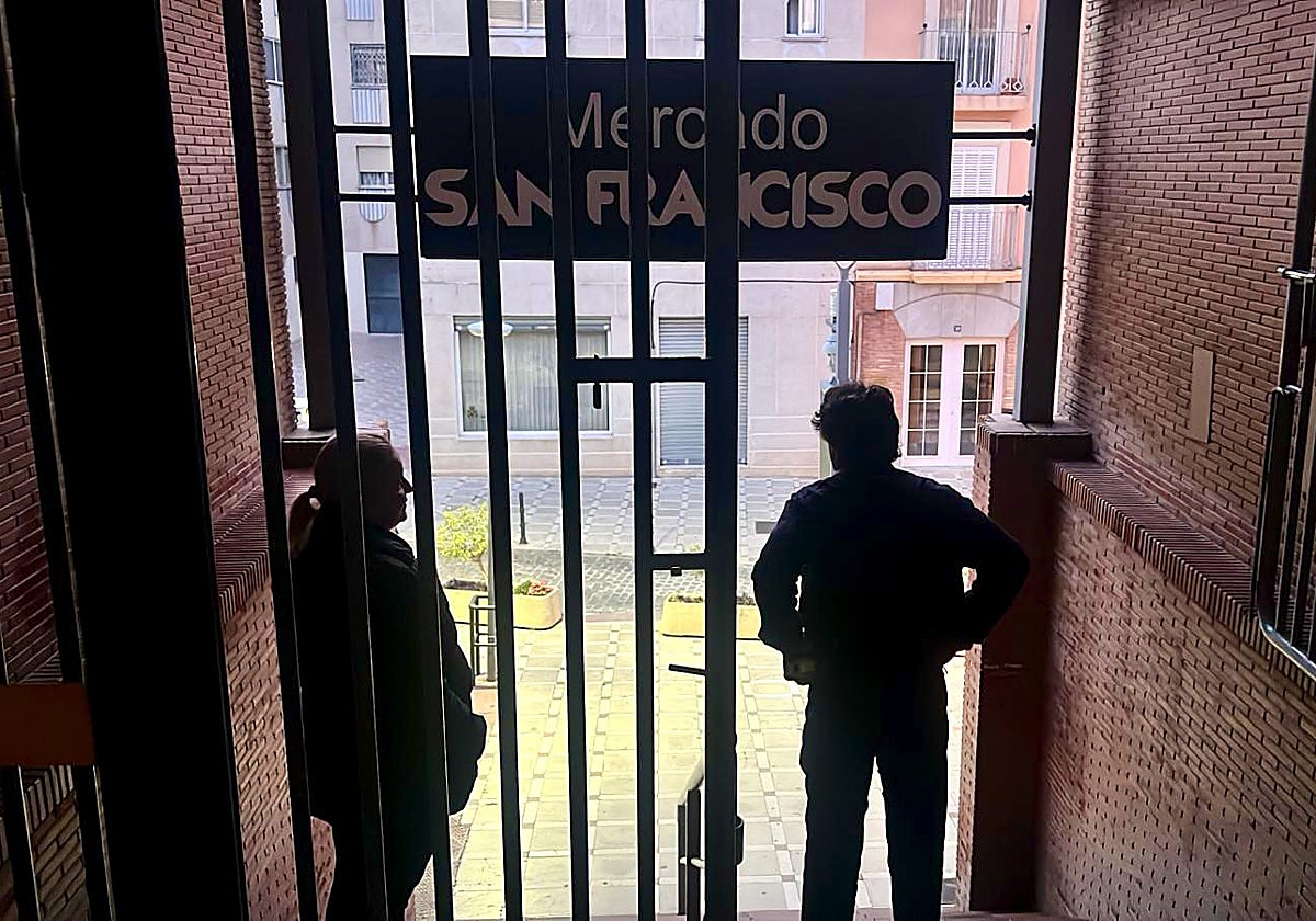 Comerciantes del mercado de San Francisco esperando al restablecimiento del suministro eléctrico