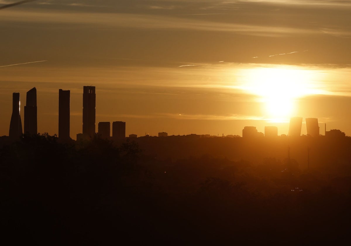 Vista de Madrid al amanecer este martes tras el apagón eléctrico de ayer