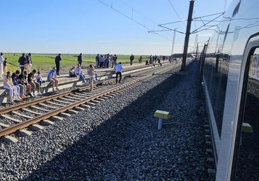 Doce horas atrapado en el AVE 05110 por el gran apagón