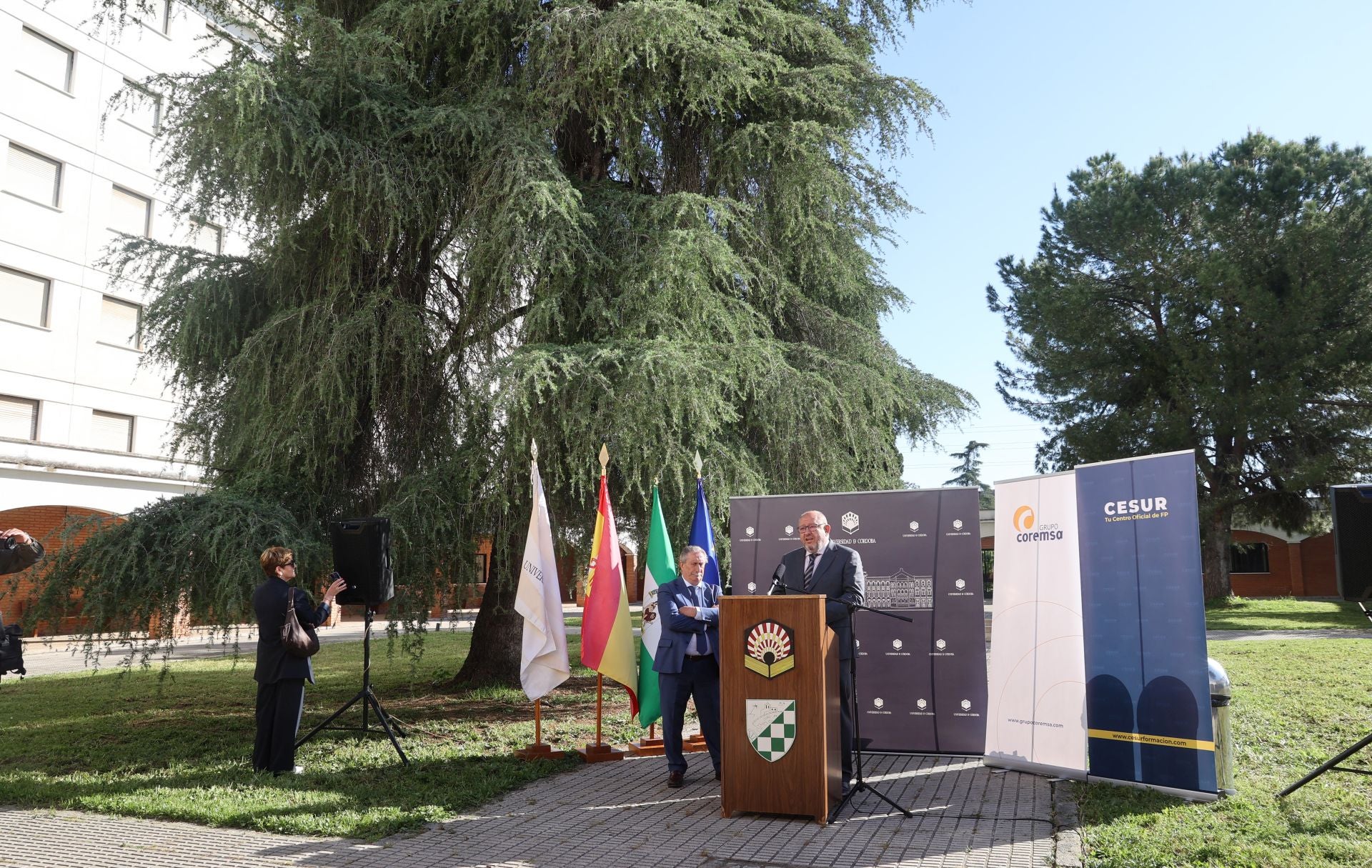 El acto de cesión del emblemático colegio mayor Séneca para ser un centro de FP
