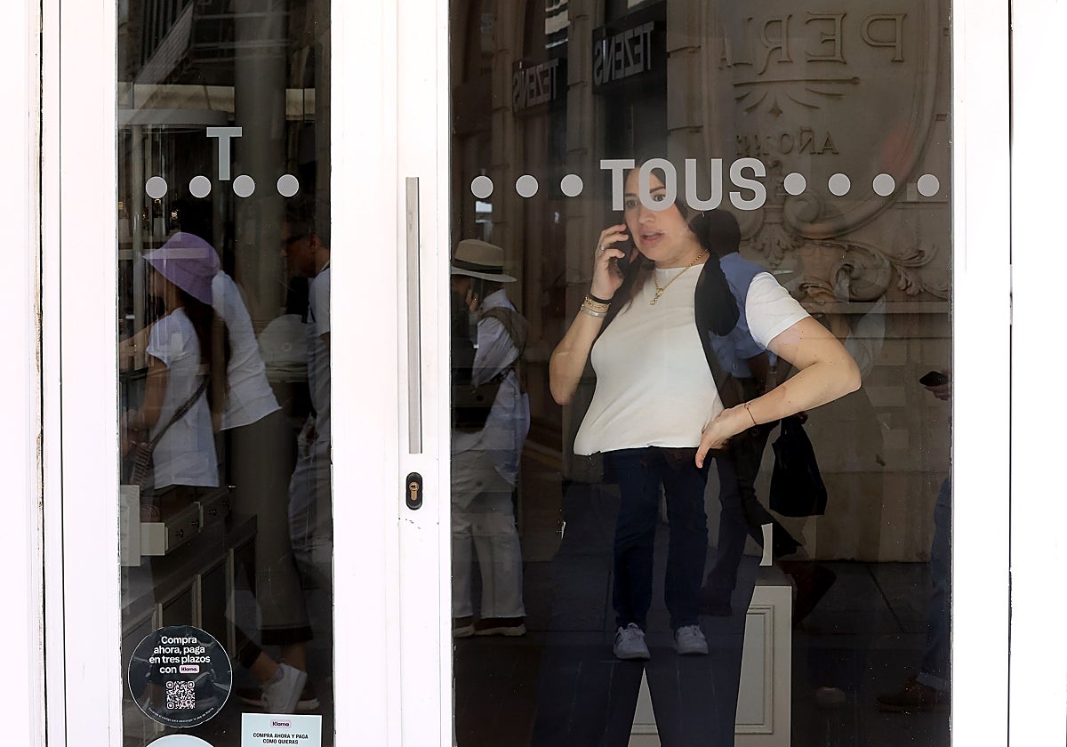 Una mujer en el interior de una tienda cerrada