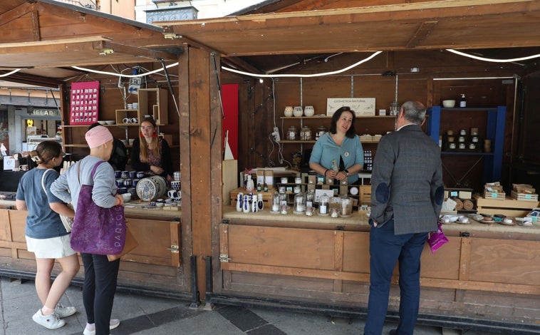 Imagen principal - Algunos vecinos se han acercado hasta la plaza de Zocodover para recorrer los 21 stands que participan en la primera Feria MIA de artesanía, que se podrá disfrutar hasta el 4 de mayo