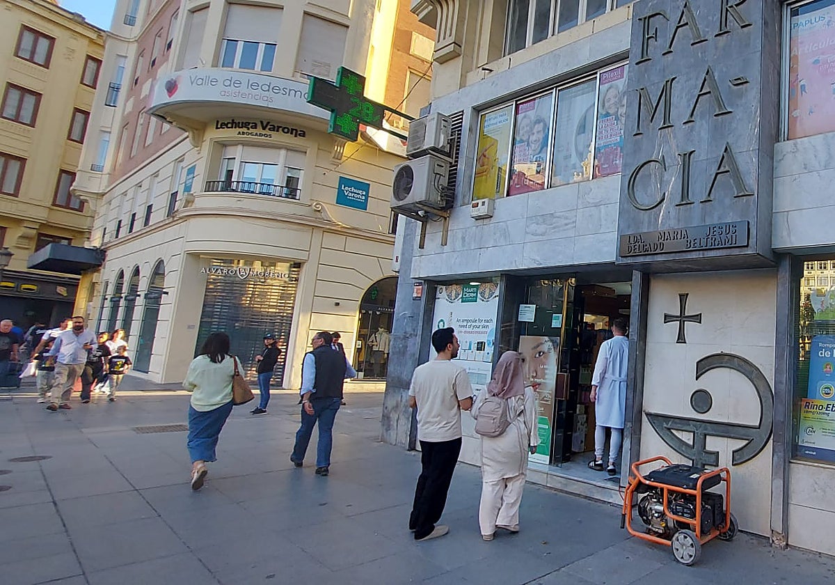 Una farmacia del centro de la ciudad utiliza un generador para tener electricidad