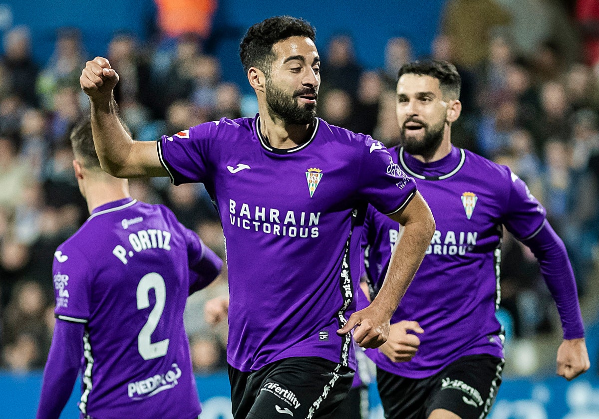 Rubén Alves celebra un gol a domicilio con el Córdoba en la segunda vuelta
