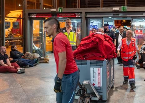 Imagen secundaria 1 - La estación de Atocha se convierte en un refugio improvisado donde pernoctar para quienes esperan coge un tren el martes por la mañana