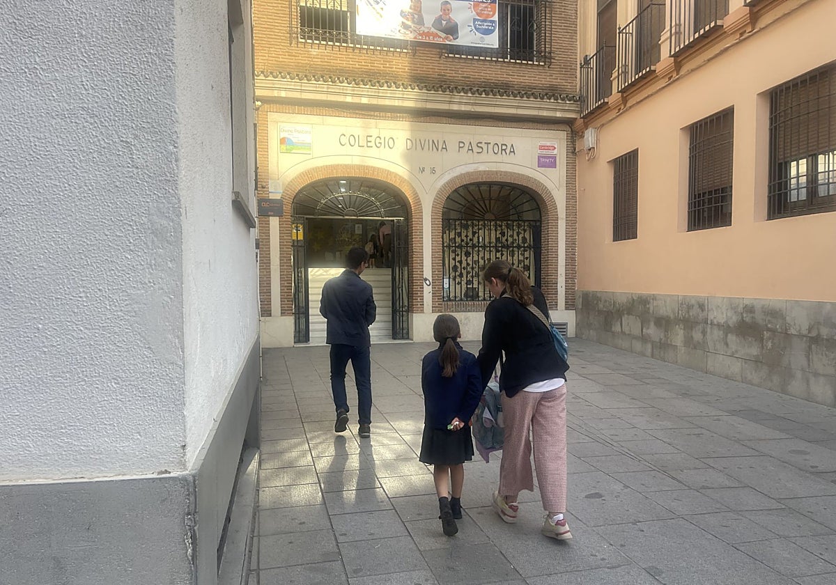 Entrada de alumnos en el Colegio Divina Pastora del centro de la capital