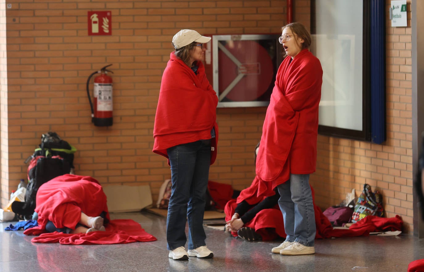 Las imágenes de centenares de pasajeros en la estación de Córdoba tras una noche interminable