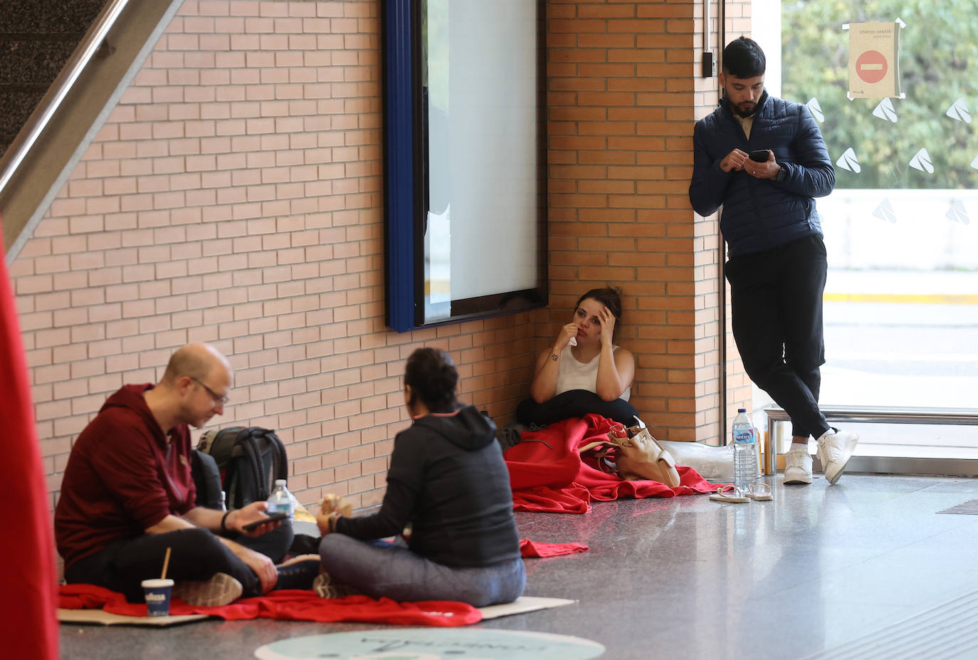 Las imágenes de centenares de pasajeros en la estación de Córdoba tras una noche interminable