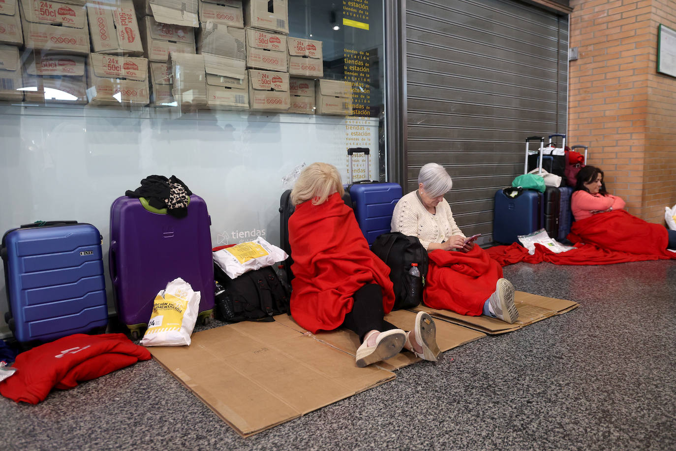 Las imágenes de centenares de pasajeros en la estación de Córdoba tras una noche interminable