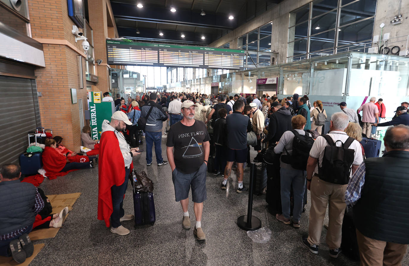 Las imágenes de centenares de pasajeros en la estación de Córdoba tras una noche interminable