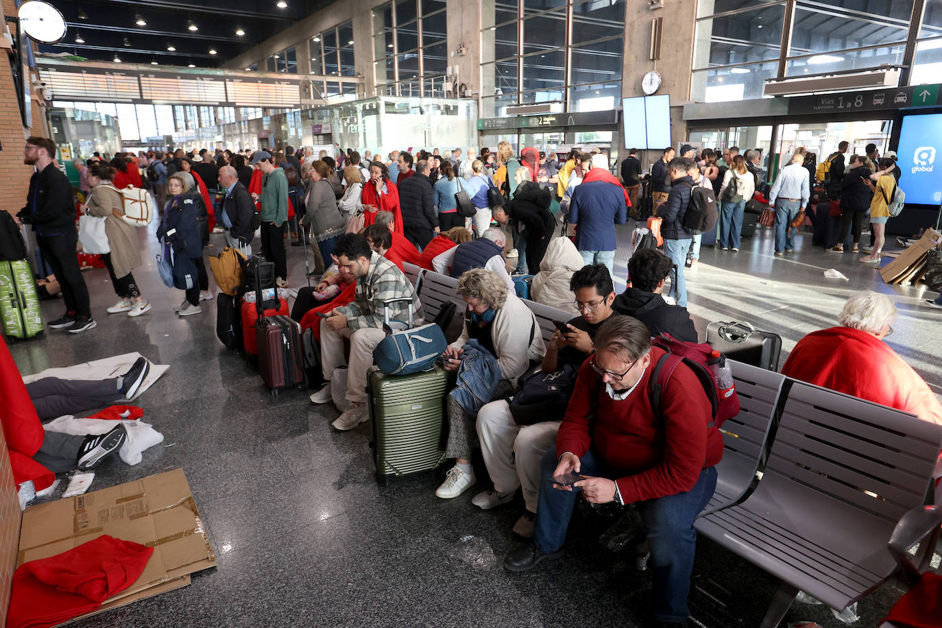 Las imágenes de centenares de pasajeros en la estación de Córdoba tras una noche interminable