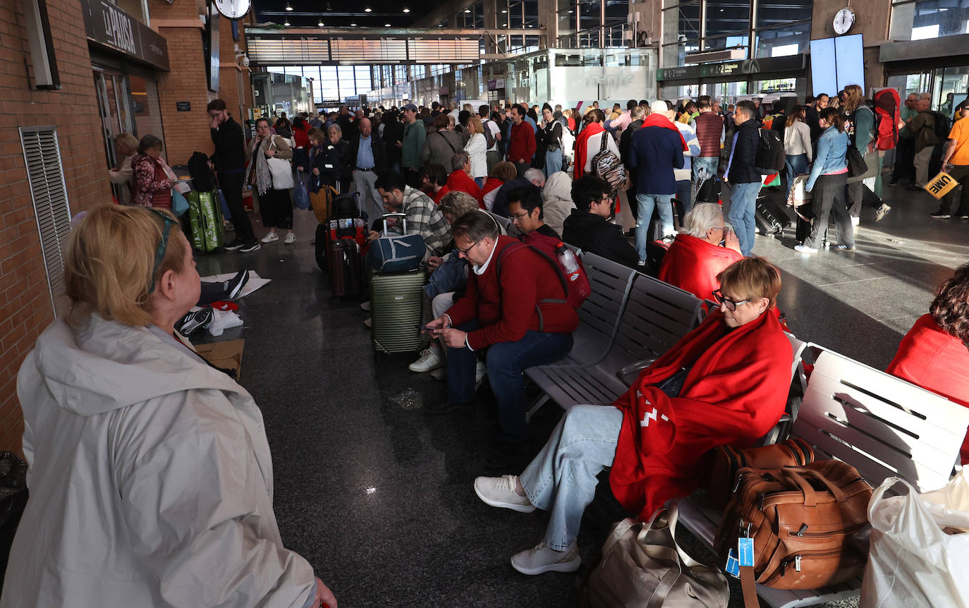 Las imágenes de centenares de pasajeros en la estación de Córdoba tras una noche interminable