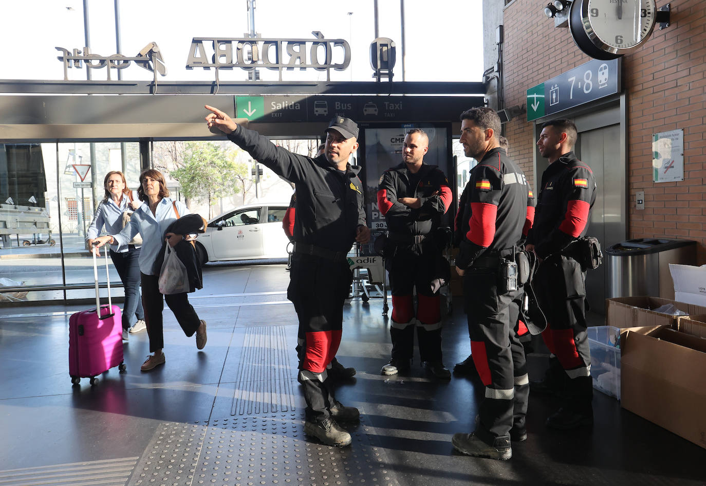 Las imágenes de centenares de pasajeros en la estación de Córdoba tras una noche interminable