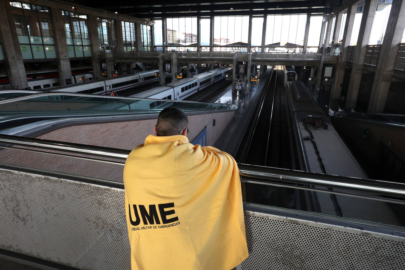 Las imágenes de centenares de pasajeros en la estación de Córdoba tras una noche interminable