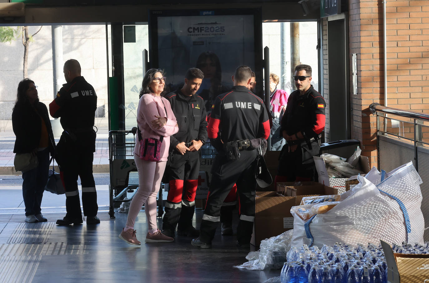 Las imágenes de centenares de pasajeros en la estación de Córdoba tras una noche interminable