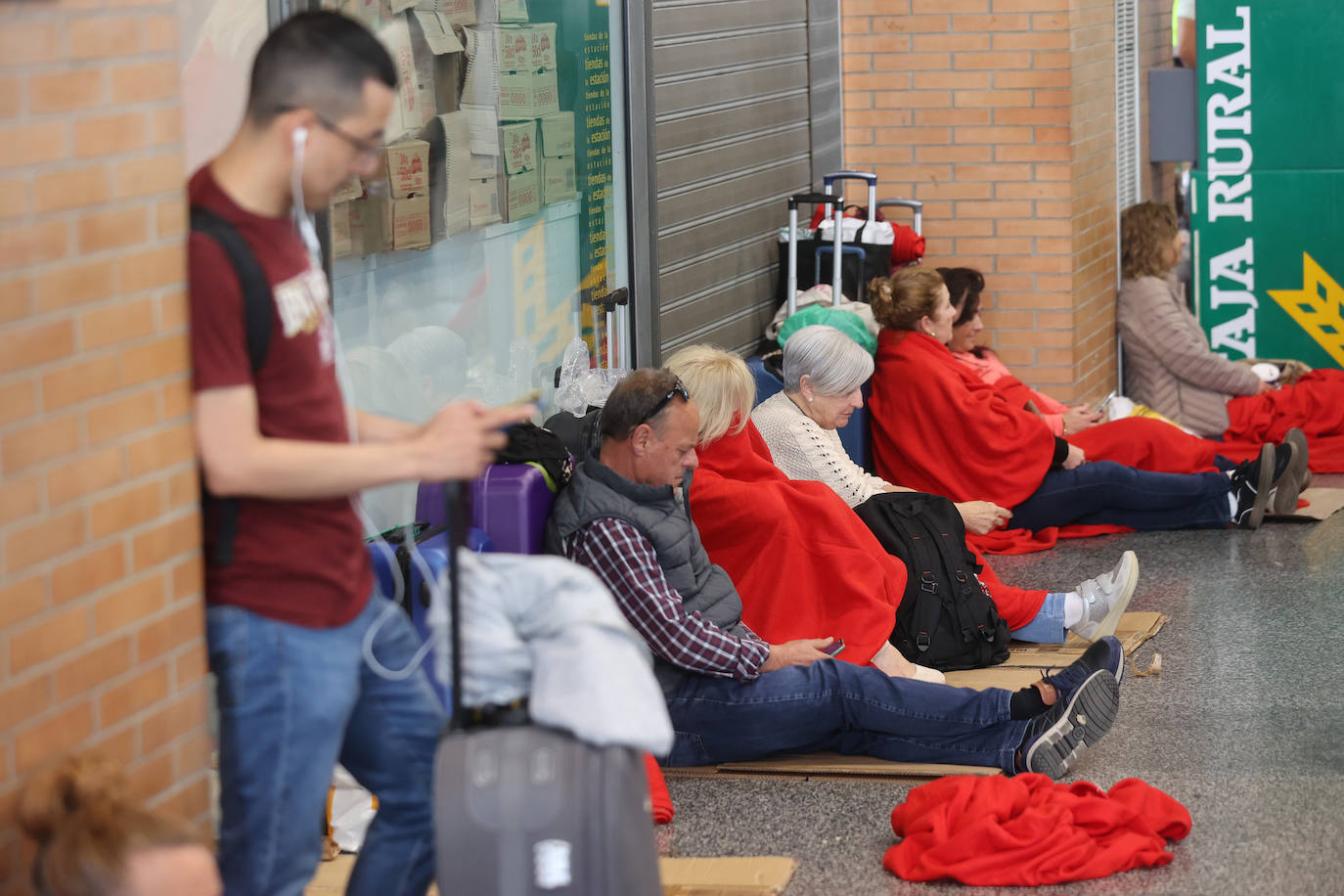 Las imágenes de centenares de pasajeros en la estación de Córdoba tras una noche interminable