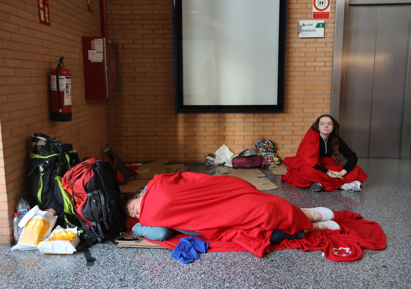 Las imágenes de centenares de pasajeros en la estación de Córdoba tras una noche interminable