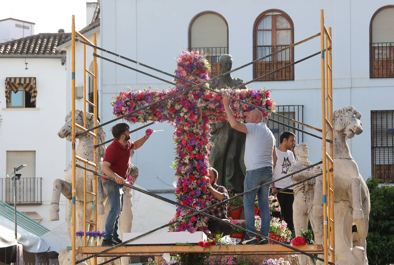 Los preparativos de las Cruces de Mayo en Córdoba, en imágenes