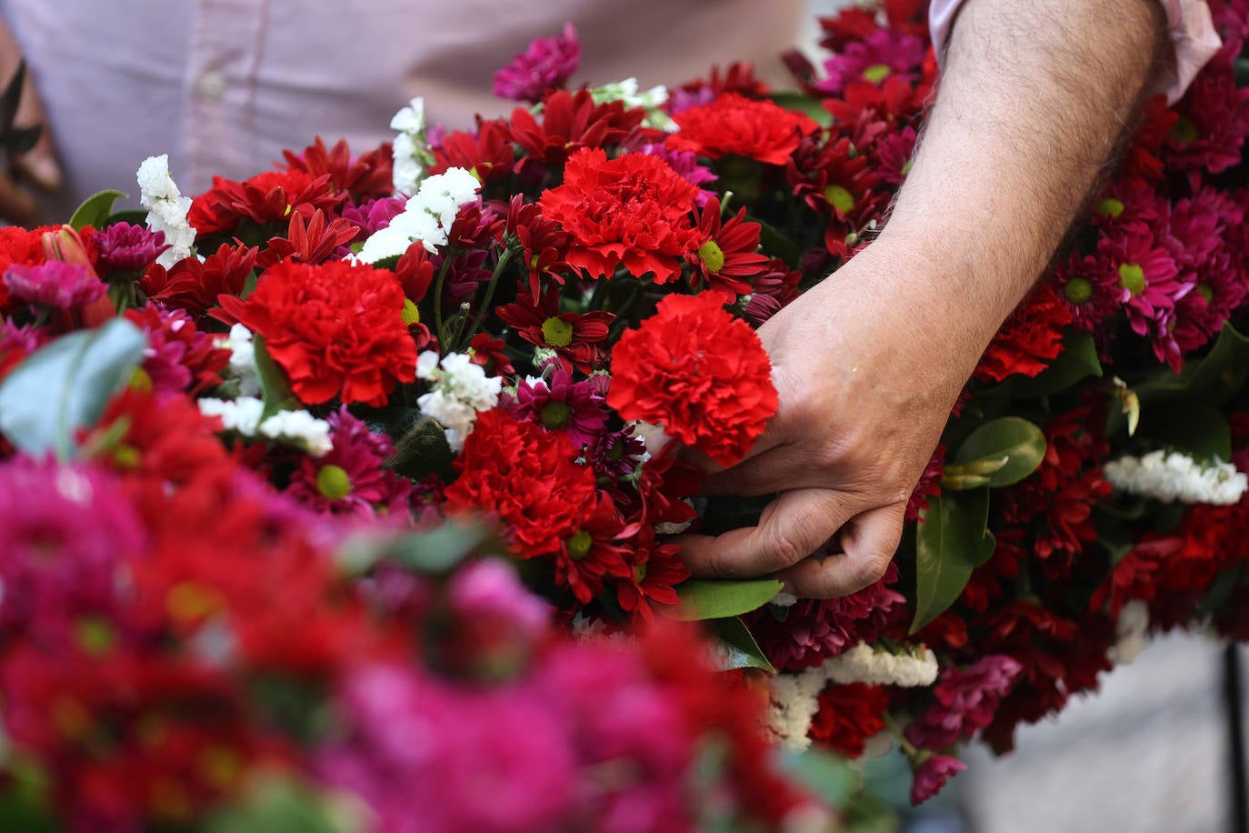 Los preparativos de las Cruces de Mayo en Córdoba, en imágenes
