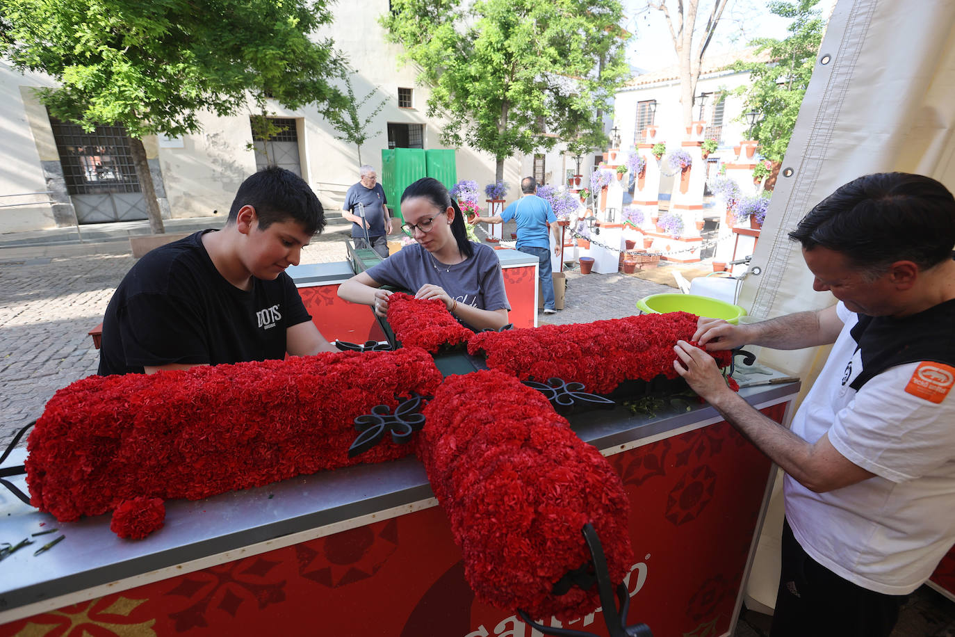 Los preparativos de las Cruces de Mayo en Córdoba, en imágenes