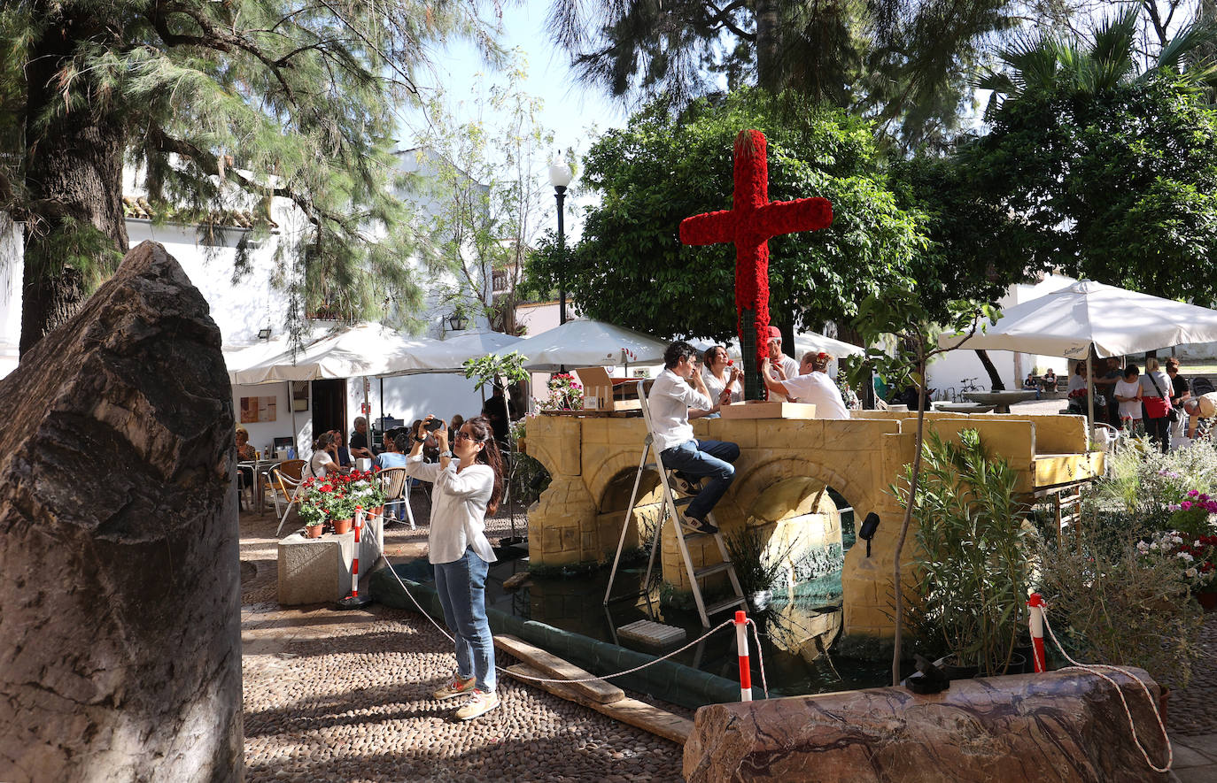 Los preparativos de las Cruces de Mayo en Córdoba, en imágenes