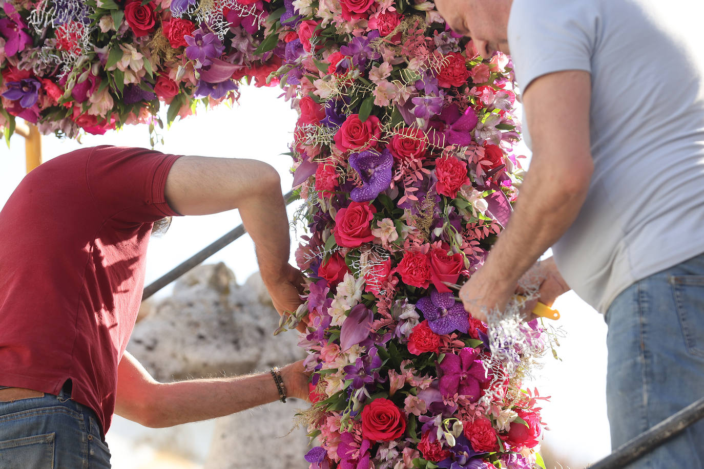 Los preparativos de las Cruces de Mayo en Córdoba, en imágenes