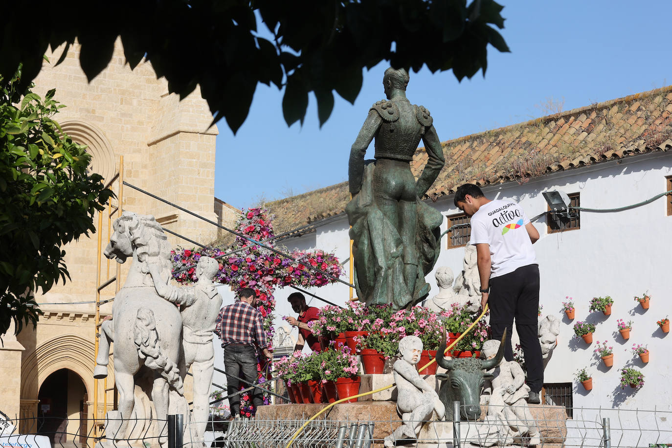 Los preparativos de las Cruces de Mayo en Córdoba, en imágenes
