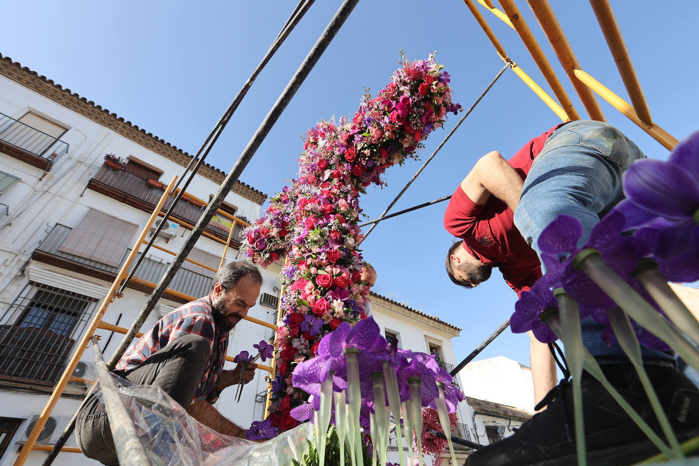 Los preparativos de las Cruces de Mayo en Córdoba, en imágenes