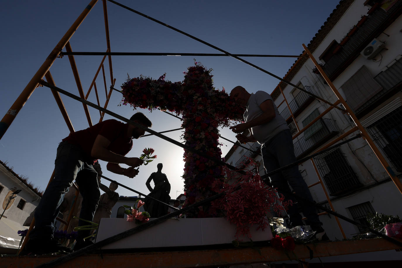 Los preparativos de las Cruces de Mayo en Córdoba, en imágenes