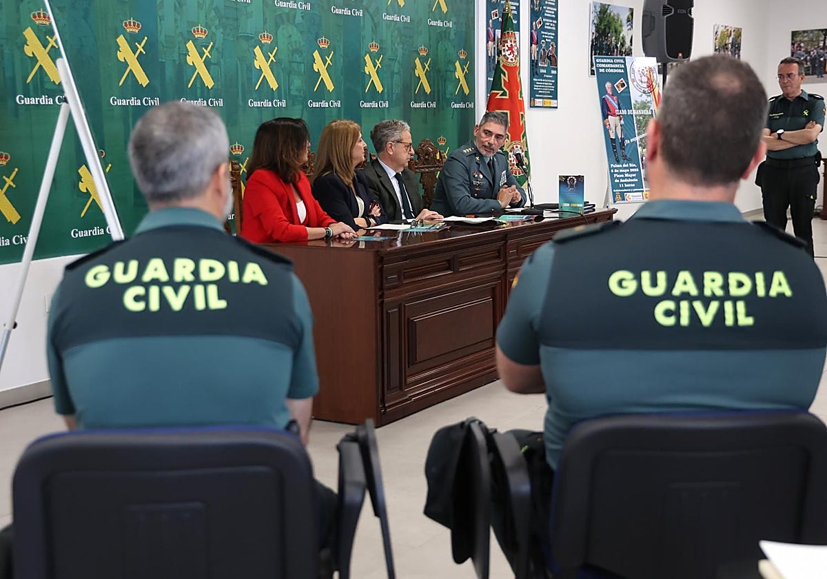 A la derecha el coronel Ramón María Clemente durante la presentación de los actos del 181 anivesario