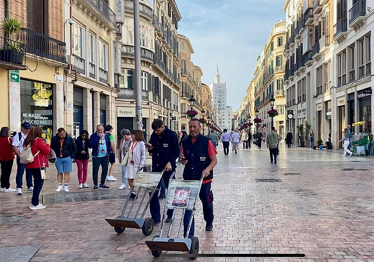Imagen de dos repartidores este martes en la calle Larios